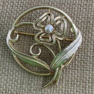 Sarah Coventry Vintage Shamrock Clover Flower Faux Pearl Gold Tone Brooch Pin